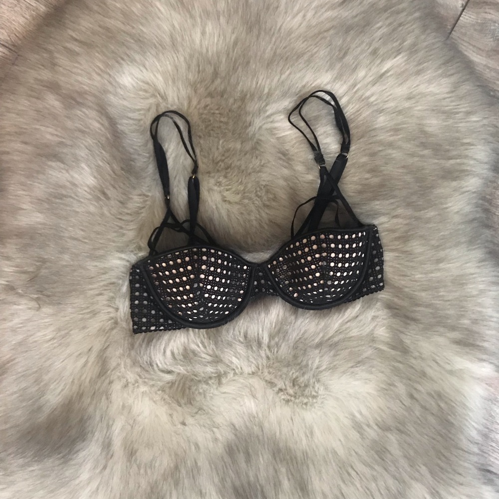 💕✨ Victoria’s Secret very sexy strappy balconette